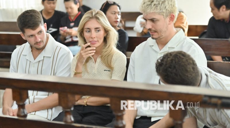 Aktris film dewasa asal Inggris Tia Emma Billinger alias Bonnie Blue (kedua kiri) berbincang dengang rekannya sebelum menjalani persidangan di Pengadilan Negeri Denpasar, Bali, Jumat (12/12/2025). Tia Emma Billinger bersama seorang rekannya dijatuhi hukuman pidana denda sebesar Rp200 ribu karena terbukti bersalah melanggar aturan lalu lintas dengan menggunakan kendaraan tidak sesuai dengan peruntukkannya setelah menggunakan mobil pikap bertuliskan Bonnie Blues BangBus untuk membuat konten di wilayah Bali.