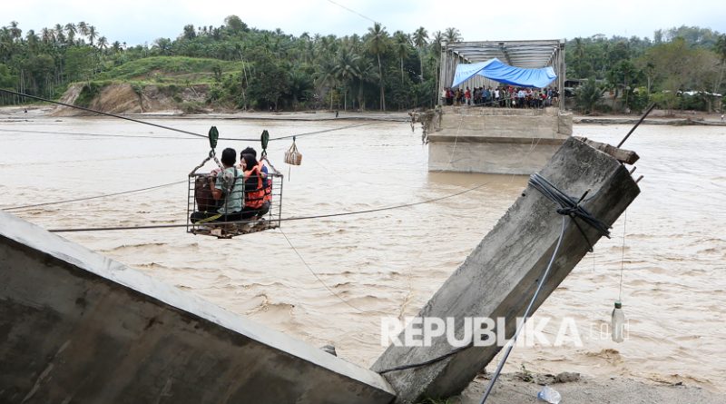 Warga menggunakan kabel baja yang  untuk menyeberangi Sungai Juli pascaputusnya Jembatan Juli di jalan lintas Bireuen - Takengon, Aceh, Selasa (2/12/2025). Kabel baja yang didesain khusus relawan bencana menjadi sarana penghubung untuk memobilisasi warga dan barang sejak putusnya jembatan Juli pada 26 November 2025 akibat banjir luapan Sungai Peusangan.