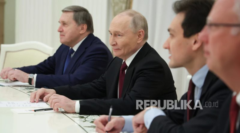 Presiden Rusia Vladimir Putin saat menemui utusan khusus AS Steve Witkoff di Istana Senat Kremlin di Moskow, Rusia, Selasa, 2 Desember 2025.