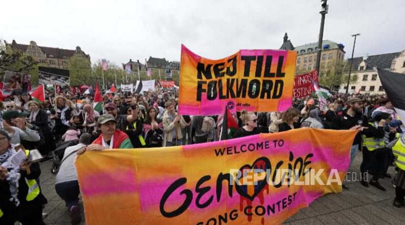 Demonstran selama demonstrasi menuntut Israel dikeluarkan dari kompetisi Eurovision di  di Malmo, Swedia, 9 Mei 2024.