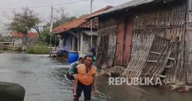 Banjir rob yang menerjang Desa Eretan Wetan, Kecamatan Kandanghaur, Kabupaten Indramayu semakin parah dengan adanya fenomena supermoon, Kamis (4/12/2025).