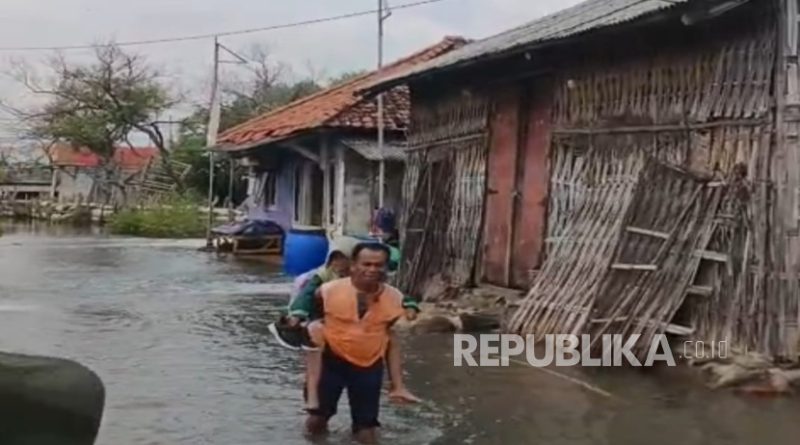 Banjir rob yang menerjang Desa Eretan Wetan, Kecamatan Kandanghaur, Kabupaten Indramayu semakin parah dengan adanya fenomena supermoon, Kamis (4/12/2025).