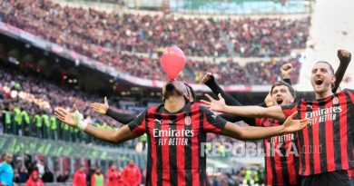 Penyerang AC Milan Christopher Nkunku merayakan golnya ke gawang Hellas Verona lewat tendangan penalti dalam pertandingan sepak bola Serie A Liga Italia di Giuseppe Meazza, Milan, Ahad, 28 Desember 2025.