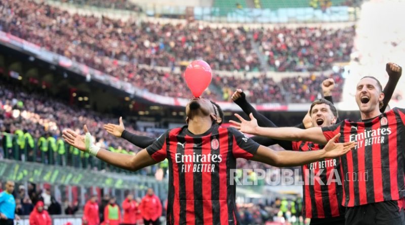 Penyerang AC Milan Christopher Nkunku merayakan golnya ke gawang Hellas Verona lewat tendangan penalti dalam pertandingan sepak bola Serie A Liga Italia di Giuseppe Meazza, Milan, Ahad, 28 Desember 2025.