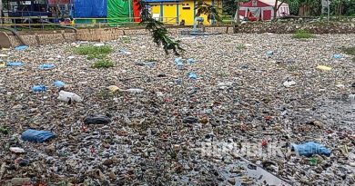 Sampah plastik menumpuk di Oxbow Sungai Citarum di Jalan Terusan Bojongsoang, RT 08 RW 10 Kelurahan Baleendah, Kecamatan Baleendah, Kabupaten Bandung, Senin (8/12/2025).