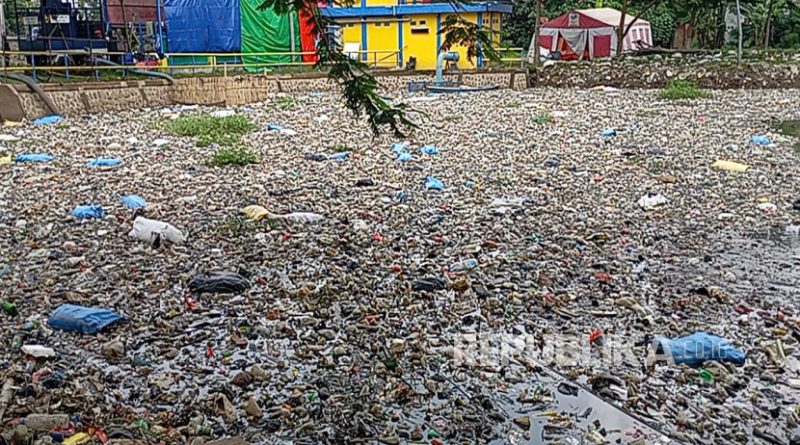 Sampah plastik menumpuk di Oxbow Sungai Citarum di Jalan Terusan Bojongsoang, RT 08 RW 10 Kelurahan Baleendah, Kecamatan Baleendah, Kabupaten Bandung, Senin (8/12/2025).