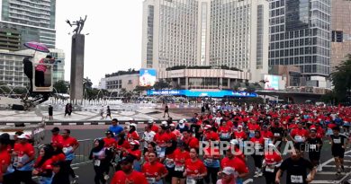 Sebanyak 31.000 ribu pelari memenuhi kawasan Jalan Sudirman-Thamrin untuk mengikuti ajang BTN Jakarta International Marathon (JAKIM) 2025 yang mengambil start di kawasan Silang Monas dan Finish di Stadion Utama Gelora Bung Karno (GBK), Jakarta, Ahad (29/6/2025). Ajang BTN JAKIM 2025 membuat kawasan Jalan Sudirman-Thamrin dipenuhi lautan manusia. BTN JAKIM 2025 turut menggerakkan ekonomi Jakarta dengan meningkatnya permintaan kamar hotel serta membuat UMKM hidup. Dengan kesuksesan BTN JAKIM 2025 sebagai rangkaian HUT ke 498 Pemprov DKI Jakarta, diharapkan semakin meningkat dengan jumlah peserta ditargetkan mencapai 40.000 pada tahun 2026 dan 50.000 pada 2027 saat perayaan HUT DKI Jakarta ke-500 tahun.