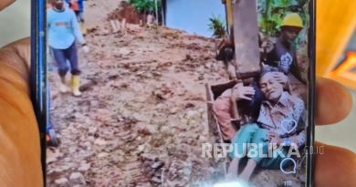 Seorang Pria Lansia Sakit Diangkut Menggunakan Bucket Ekskavator di Desa Jati, Kecamatan Saguling, KBB.