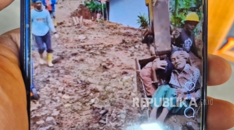 Seorang Pria Lansia Sakit Diangkut Menggunakan Bucket Ekskavator di Desa Jati, Kecamatan Saguling, KBB.