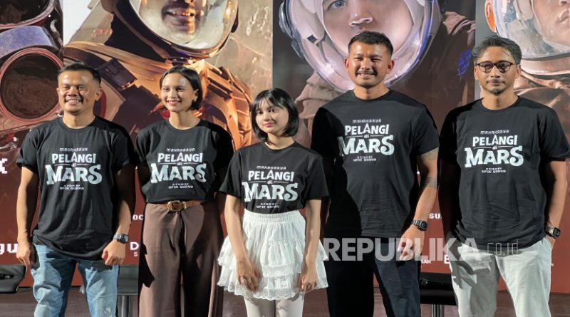 Sutradara, produser, dan pemain utama film Pelangi di Mars saat konferensi pers cast reveal di Jakarta pada Kamis (17/7/2025). Film Pelangi di Mars akan tayang untuk menyemarakkan momen Lebaran 2026.