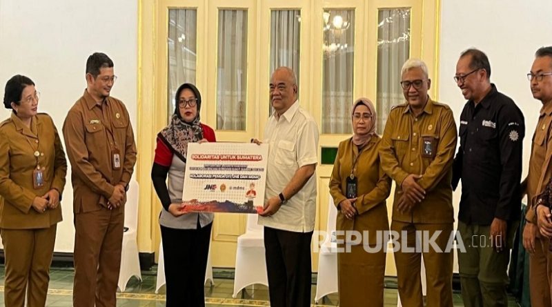 Wakil Gubernur DIY, KGPAA Paku Alam X saat menyerahkan bantuan obat-obatan dan perbekalan kesehatan untuk korban bencana banjir di Aceh, Sumatera Utara, dan Sumatera Barat di Kompleks Kepatihan Yogyakarta, Senin (8/12/2025).