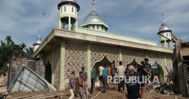 Warga berdatangan ke Masjid Baitul Makmur untuk shalat Jumat berjamaah dalam pertama kalinya sejak bencana banjir bandang dua pekan lalu.