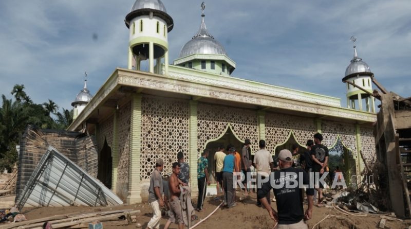 Warga berdatangan ke Masjid Baitul Makmur untuk shalat Jumat berjamaah dalam pertama kalinya sejak bencana banjir bandang dua pekan lalu.