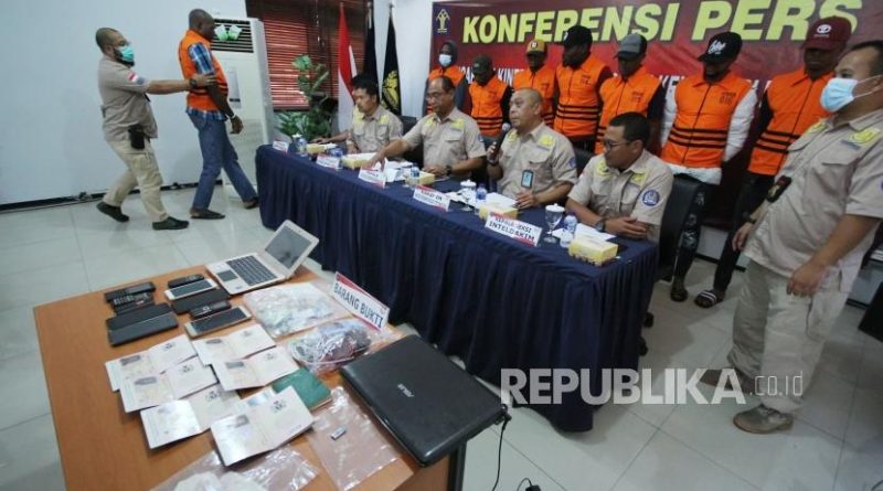 Barang bukti beserta delapan Warga Negara Asing (WNA) asal Nigeria terkait pelanggaran izin tinggal dihadirkan kepada awak media pada konferensi pers tentang pencapaian kinerja Kantor Imigrasi Kelas I TPI Bandung, Jalan Surapati, Kota Bandung, Rabu (2/1).