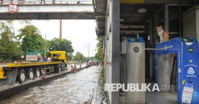 Halte Transjakarta Taman Kota tidak beroperasi sementara akibat banjir yang merendam kawasan Jalan Daan Mogot, Jakarta, Jumat (23/1/2026). PT Transportasi Jakarta (Transjakarta) menghentikan sementara operasional sejumlah rute bus dan Mikrotrans yang terdampak banjir dan genangan air. Kondisi tersebut menyebabkan beberapa halte Transjakarta, termasuk di Koridor 3, khususnya di sekitar Taman Kota, ditutup sementara karena genangan air yang menghambat jalur busway.