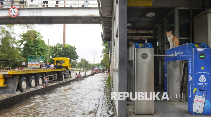 Halte Transjakarta Taman Kota tidak beroperasi sementara akibat banjir yang merendam kawasan Jalan Daan Mogot, Jakarta, Jumat (23/1/2026). PT Transportasi Jakarta (Transjakarta) menghentikan sementara operasional sejumlah rute bus dan Mikrotrans yang terdampak banjir dan genangan air. Kondisi tersebut menyebabkan beberapa halte Transjakarta, termasuk di Koridor 3, khususnya di sekitar Taman Kota, ditutup sementara karena genangan air yang menghambat jalur busway.
