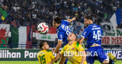 Pesepak bola Persib Bandung Federico Barba (kedua kiri) berebut bola udara dengan dua pesepak bola Persebaya Surabaya Mikael Tata (kiri) dan Mihailo Perovic (kedua kanan) saat laga lanjutan BRI Super League 2025 di Stadion Gelora Bandung Lautan Api (GBLA), Bandung, Jawa Barat, Jumat (12/9/2025). Persib berhasil mengalahkan Persebaya dengan skor akhir 1-0.