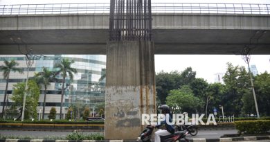Sejumlah kendaraan melintas di dekat tiang monorel yang terhenti pembangunannya di Jalan Rasuna Said, Jakarta (ilustrasi).