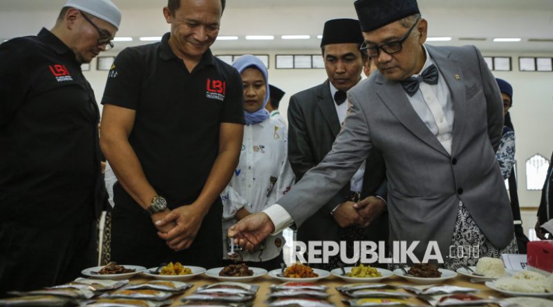 Menteri Haji dan Umrah Cicipi Makanan Siap Saji untuk Jamaah Haji Indonesia