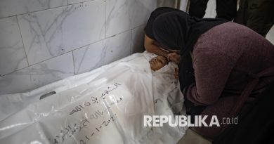 Keluarga menangisi jenazah Moatasem (13), remaja Gaza yang syahid akibat serangan udara Israel di Rumah Sakit Nasser, Khan Yunis, Jalur Gaza selatan, Rabu (21/1/2026).