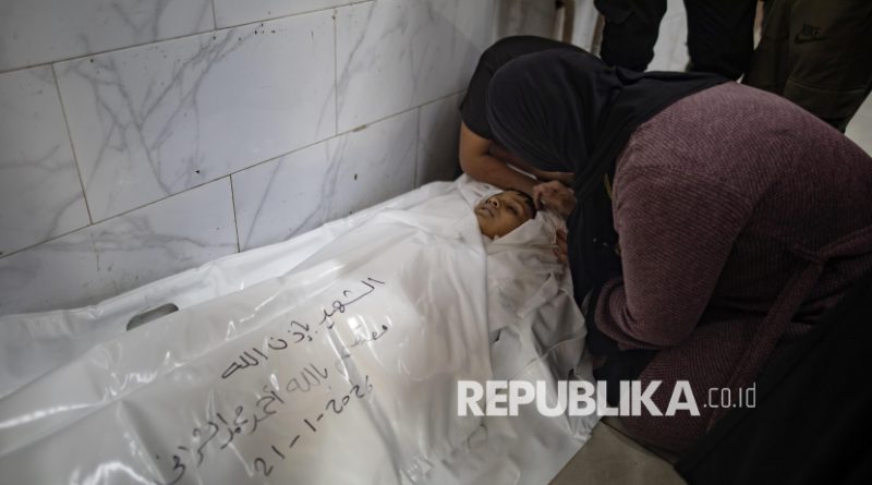 Keluarga menangisi jenazah Moatasem (13), remaja Gaza yang syahid akibat serangan udara Israel di Rumah Sakit Nasser, Khan Yunis, Jalur Gaza selatan, Rabu (21/1/2026).