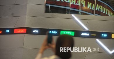 Tamu undangan memfoto layar elektronik pergerakan saham saat acara penutupan perdagangan Bursa Efek Indonesia (BEI) Tahun 2025 di Main Hall BEI, Jakarta, Selasa (30/12/2025). Indeks Harga Saham Gabungan (IHSG) pada akhir Tahun 2025 ditutup menghijau/menguat 2,68 poin atau 0,03 persen ke posisi 8.646,94. Perdagangan saham akan kembali dibuka pada Jumat, 2 Januari 2026.