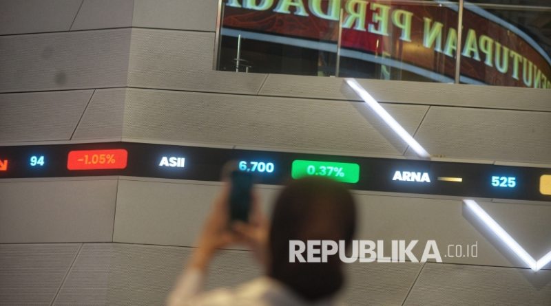 Tamu undangan memfoto layar elektronik pergerakan saham saat acara penutupan perdagangan Bursa Efek Indonesia (BEI) Tahun 2025 di Main Hall BEI, Jakarta, Selasa (30/12/2025). Indeks Harga Saham Gabungan (IHSG) pada akhir Tahun 2025 ditutup menghijau/menguat 2,68 poin atau 0,03 persen ke posisi 8.646,94. Perdagangan saham akan kembali dibuka pada Jumat, 2 Januari 2026.