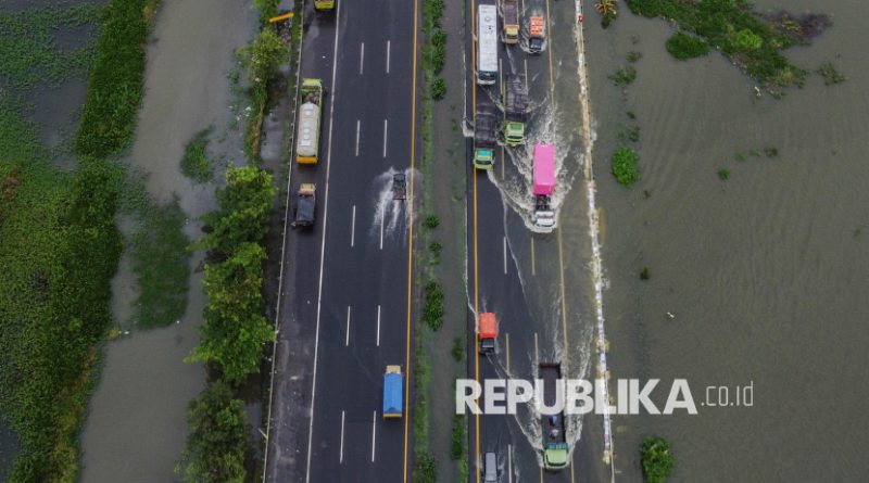 Sejumlah kendaraan menerobos banjir di ruas tol Tangerang-Merak KM 50 di Cikande, Kabupaten Serang, Banten, Jumat (23/1/2026). Banjir setinggi kurang lebih 40 sentimeter yang merendam lajur satu dan dua akibat luapan Sungai Ciujung serta curah hujan tinggi tersebut menyebabkan arus lalu lintas dari arah Jakarta menuju Merak tersendat dan hanya dapat dilalui kendaraan melalui lajur tiga (lajur cepat).