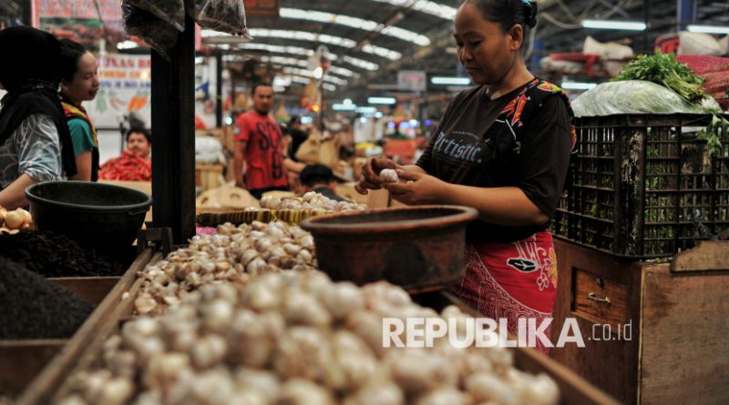 Pedagang bawang putih melayani pembeli di Pasar Induk Kramat Jati, Jakarta Timur, Selasa (18/2/2025). Memasuki dua pekan jelang bulan Ramadan 1456 Hijriah, pasokan cabai, bawang merah dan bawang putih cenderung stabil untuk menjaga harga tidak mengalami kenaikan secara drastis. Untuk harga cabai rawit merah saat ini berkisar Rp65 ribu hingga Rp70 ribu per kilogram, harga cabai merah keriting Rp35 ribu hingga Rp45 ribu, sementara untuk harga bawang merah berkisar Rp30 ribu hingga Rp35 ribu dan bawang putih Rp40 ribu hingga Rp45 ribu. Dalam satu hari, pasokan bawang merah ke Pasar Induk Kramat Jati sekitat 89 ton dan cabai merah keriting 25 ton per hari.