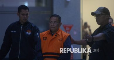 Bupati Pati Sudewo (depan) dengan menggunakan rompi tahanan usai menjalani pemeriksaan terkait  Operasi Tangkap Tangan (OTT) di Gedung Merah Putih KPK, Jakarta, Selasa (21/1/2026). Dari hasil OTT tersebut KPK menetapkan dan menahan sejumlah tersangka yakni Bupati Pati Sudewo, Abdul Suyono Kades Karangrowo, Sumarjiono Kades Arumanis serta Karjan Kades Sukorukun terkait dugaan kasus pemerasan dalam pengisian jabatan perangkat desa di lingkungan Pemerintahan Kabupaten Pati. Selain itu, Tim KPK juga turut mengamankan sejumlah barang bukti berupa uang tunai senilai Rp2,6 miliar.