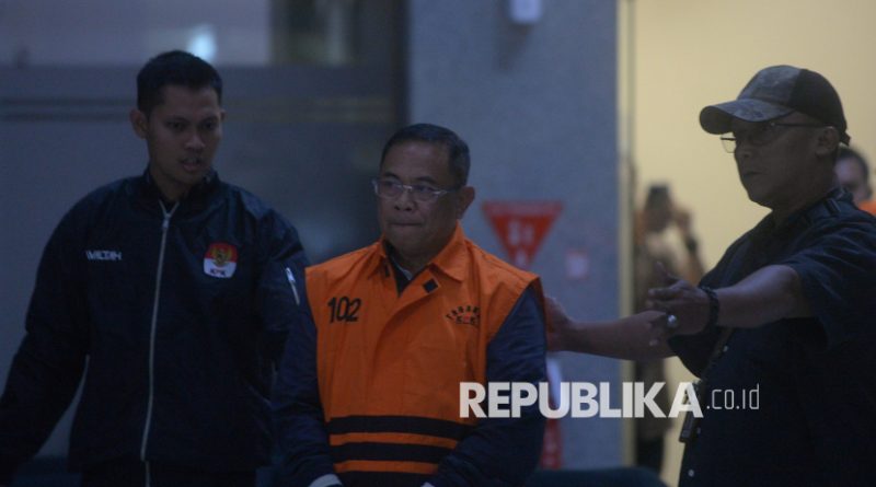 Bupati Pati Sudewo (depan) dengan menggunakan rompi tahanan usai menjalani pemeriksaan terkait  Operasi Tangkap Tangan (OTT) di Gedung Merah Putih KPK, Jakarta, Selasa (21/1/2026). Dari hasil OTT tersebut KPK menetapkan dan menahan sejumlah tersangka yakni Bupati Pati Sudewo, Abdul Suyono Kades Karangrowo, Sumarjiono Kades Arumanis serta Karjan Kades Sukorukun terkait dugaan kasus pemerasan dalam pengisian jabatan perangkat desa di lingkungan Pemerintahan Kabupaten Pati. Selain itu, Tim KPK juga turut mengamankan sejumlah barang bukti berupa uang tunai senilai Rp2,6 miliar.