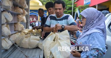 Wali murid membawa paket Makan Bergizi Gratis (MBG) sebelum dibagikan kepada siswa di SDN Pabuaran Tumpeng 2, Kota Tangerang, Banten, Rabu (24/12/2025). Penyaluran paket MBG berupa roti, buah-buahan, susu, keju dan telur yang dilakukan setiap seminggu sekali tersebut guna memastikan pemenuhan gizi peserta didik tetap terjaga selama masa libur sekolah.