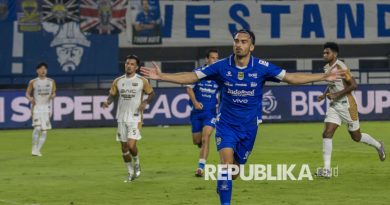 Pesepak bola Persib Bandung Andrew Patrick Jung melakukan selebrasi usai mencetak gol ke gawang Dewa United Banten FC pada pertandingan BRI Super League di Stadion Gelora Bandung Lautan Api (GBLA), Bandung, Jawa Barat, Jumat (21/11/2025).