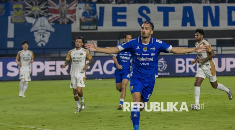 Pesepak bola Persib Bandung Andrew Patrick Jung melakukan selebrasi usai mencetak gol ke gawang Dewa United Banten FC pada pertandingan BRI Super League di Stadion Gelora Bandung Lautan Api (GBLA), Bandung, Jawa Barat, Jumat (21/11/2025).