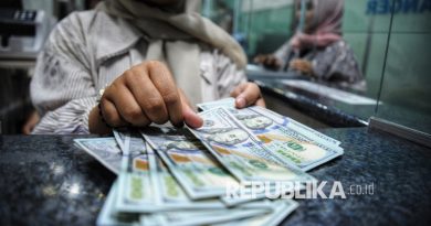 Karyawan menghitung uang dollar di money changer di ITC Kuningan, Jakarta, Selasa (8/4/2025).