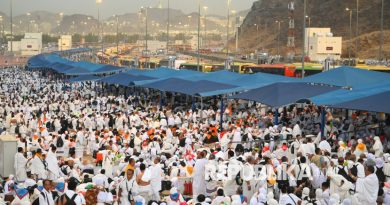 Jamaah haji Indonesia memadati area mabit di Muzdalifah, Makkah, Arab Saudi, Jumat (6/6/2025). Setelah mabit di Muzdalifah, jamaah haji melanjutkan perjalanan ke Mina untuk melempar jumrah Aqabah.