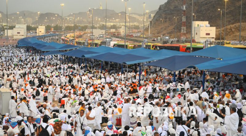 Jamaah haji Indonesia memadati area mabit di Muzdalifah, Makkah, Arab Saudi, Jumat (6/6/2025). Setelah mabit di Muzdalifah, jamaah haji melanjutkan perjalanan ke Mina untuk melempar jumrah Aqabah.