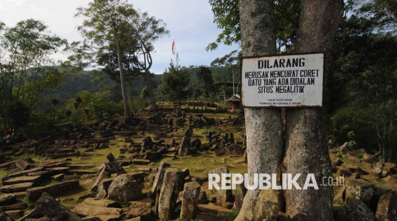 Batu-batu balok jenis batuan beku andesit terhampar berserakan di situs Megalith Gunung Padang, Kab. Cianjur, Jawa Barat, (3/12/2012). Situs Megalith Gunung Padang diperkirakan berumur 1.500 SM. Luas zona inti lokasi situs 4.000 meter dari luas keseluruhan area 10.000 meter, yang berada pada ketinggian 885 meter di atas permukaan laut (dpl) dengan luas area 25 hektar. Gunung Padang merupakan situs megalitik terbesar di Asia Tenggara. Kali pertama situs ini dilaporkan peneliti kepurbakalaan zaman Belanda: N.J. Krompada 1914. Foto ANTARA/Agus Bebeng/Koz/mes/11.