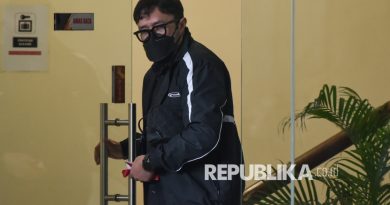 Wakil Ketua DPRD Provinsi Jawa Barat Ono Surono berjalan keluar usai pemeriksaan di Gedung Merah Putih KPK, Jakarta, Kamis (15/1/2026).