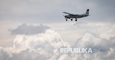 Pesawat Cessna 208 Caravan PK-SNM BNPB yang melaksanakan misi Operasi Modifikasi Cuaca (OMC) Jawa Tengah lepas landas dari Bandara Internasional Jenderal Ahmad Yani, Kota Semarang, Jawa Tengah, Ahad (2/11/2025). Hingga hari kesembilan atau per Ahad (2/11) penerbangan kedua, BNPB bersama Badan Meteorologi Klimatologi dan Geofisika (BMKG) menghabiskan sebanyak 31 ton NaCl dan 14 ton CaO untuk OMC Jateng dalam rangka penanganan dan mitigasi bencana hidrometeorologi basah di wilayah Kota Semarang dan sekitarnya.
