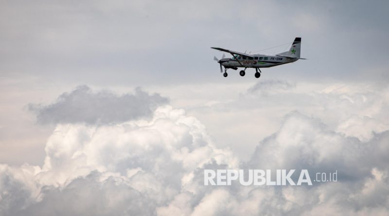 Pesawat Cessna 208 Caravan PK-SNM BNPB yang melaksanakan misi Operasi Modifikasi Cuaca (OMC) Jawa Tengah lepas landas dari Bandara Internasional Jenderal Ahmad Yani, Kota Semarang, Jawa Tengah, Ahad (2/11/2025). Hingga hari kesembilan atau per Ahad (2/11) penerbangan kedua, BNPB bersama Badan Meteorologi Klimatologi dan Geofisika (BMKG) menghabiskan sebanyak 31 ton NaCl dan 14 ton CaO untuk OMC Jateng dalam rangka penanganan dan mitigasi bencana hidrometeorologi basah di wilayah Kota Semarang dan sekitarnya.