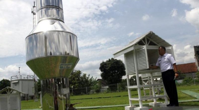 Hujan masih guyur Indonesia Selasa ini, BMKG imbau warga tetap waspada.