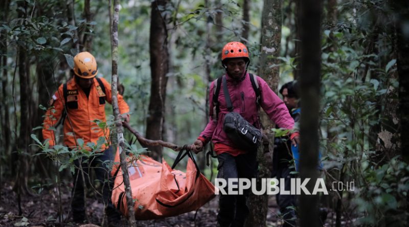 Tim SAR Gabungan membawa kantong berisi serpihan pesawat ATR 42-500 milik IAT di Gunung Bulusaraung, Kabupaten Pangkep, Sulawesi Selatan, Ahad (18/1/2026). Tim SAR gabungan masih berusaha mengevakuasi para korban kecelakaan pesawat meski terkendala cuaca buruk.