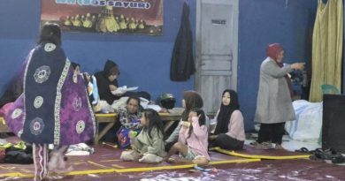 Pengungsi longsor Cisarua: Rumah hancur, bayi butuh uluran.