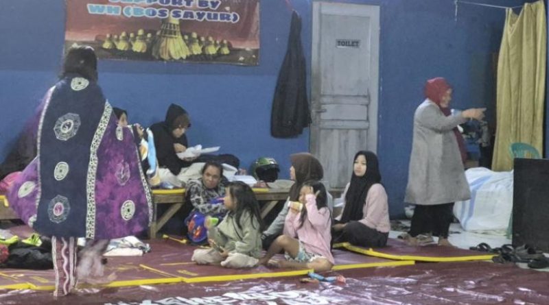 Pengungsi longsor Cisarua: Rumah hancur, bayi butuh uluran.