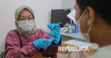 Dokter menunjukan cairan vaksin influenza Flubio kepada pasien di Klinik Pratama Dermaga Raya, Jakarta, Selasa (6/1/2026). Kementerian Kesehatan mencatat terdapat 62 kasus influenza A (H3N2) subclade K atau superflu di Indonesia selama periode Agustus-Desember 2025 dengan mayoritas kasus terjadi pada perempuan dan anak-anak, sehingga masyarakat diimbau menerapkan perilaku hidup bersih dan sehat serta mendapatkan vaksinasi influenza tahunan. Selama periode Januari 2026, klinik tersebut sudah melayani sebanyak 150 pasien untuk mendapatkan vaksin influenza Flubio.