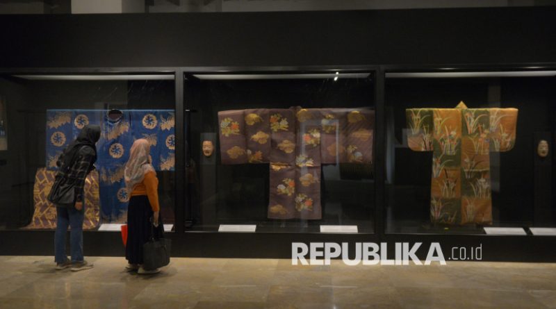 Pengunjung mengamati baju kimono pada pameran Jalinan Waktu: Pewarnaan dan Tenunan Wastra Indonesia dan Jepang (Threading Across Time: Dyeing and Weaving of Indonesia and Japan) di Museum Nasional Indonesia, Jakarta, Sabtu (29/11/2025). Museum Nasional ditargetkan mampu menarik sebanyak 780 ribu pengunjung sepanjang tahun ini.