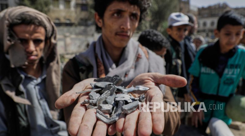 Seorang warga Yaman menunjukkan sisa-sisa salah satu peluru dari lokasi yang dilaporkan terkena serangan udara AS di Sanaa, Yaman, Ahad, 20 April 2025.