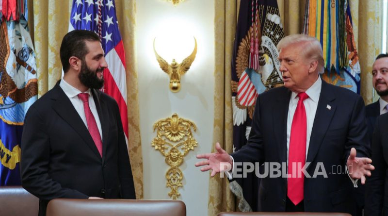 Presiden Donald Trump, kiri, berjabat tangan dengan Presiden Suriah Ahmad al-Sharaa, di Gedung Putih di Washington, Senin, 10 November 2025.