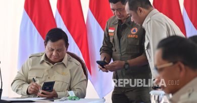 Presiden Prabowo Subianto saat memimpin rapat usai meninjau rumah hunian Danantara di Kabupaten Aceh Tamiang, Provinsi Aceh, Kamis (1/1/2026).